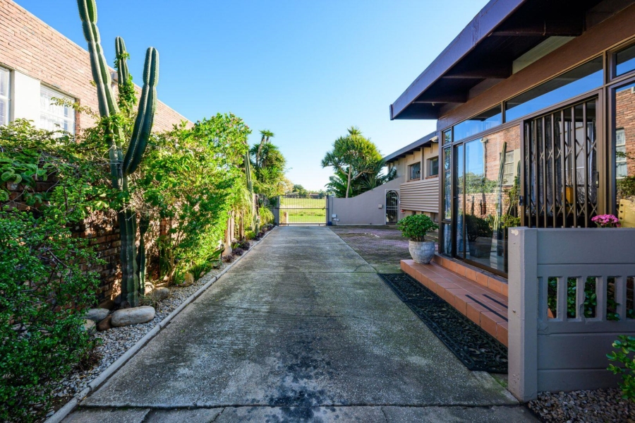 8 Bedroom Property for Sale in Summerstrand Eastern Cape